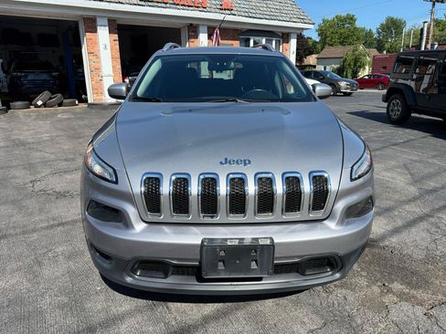 Used 2017 Jeep Cherokee Latitude w/ Cold Weather Group AWD/4WD image 2