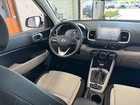 Used 2025 Hyundai Venue SEL FWD image 44