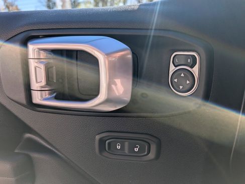 Used 2018 Jeep Wrangler Unlimited Sport S AWD/4WD image 32