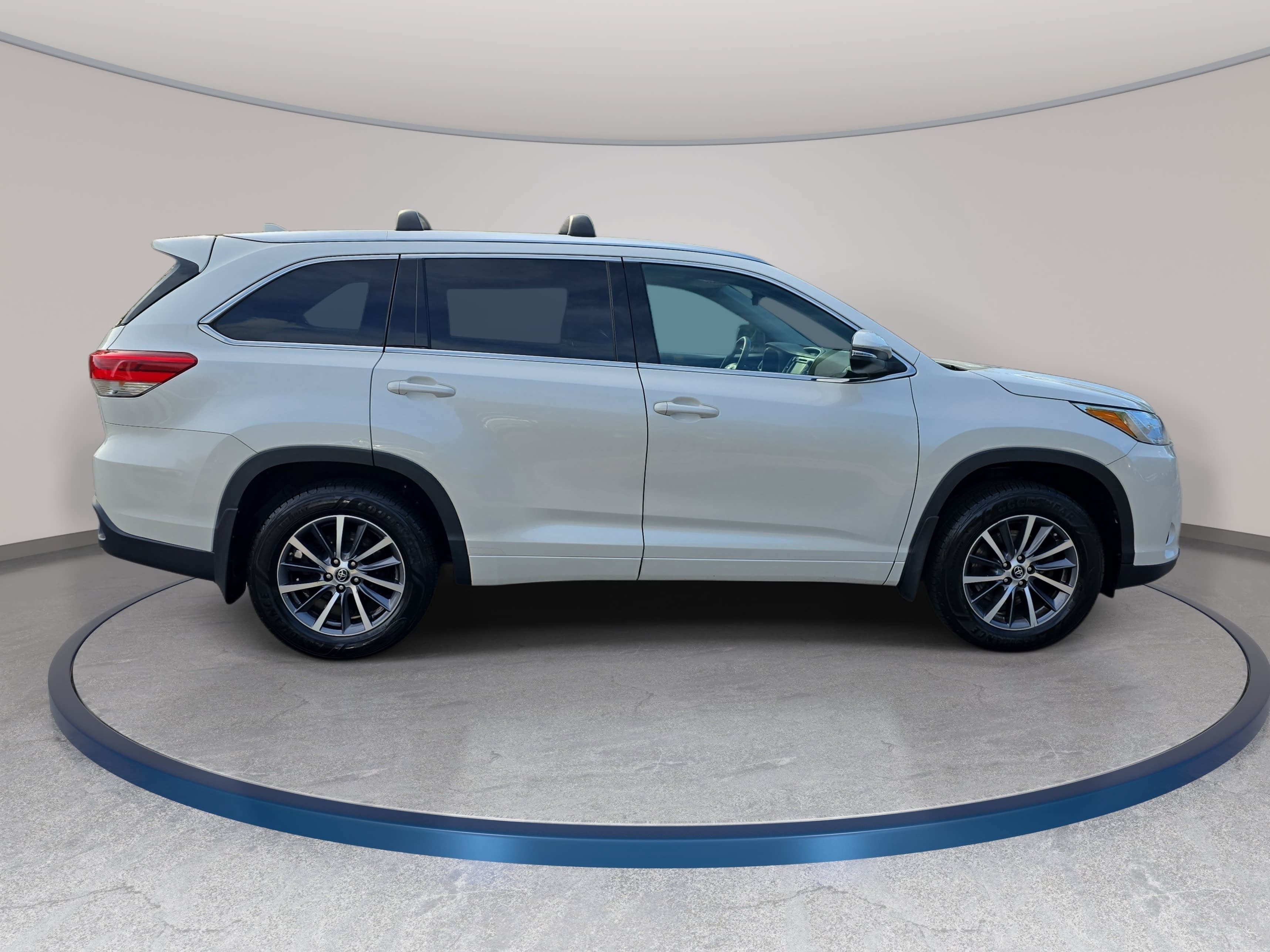 Used 2017 Toyota Highlander XLE AWD/4WD image 4