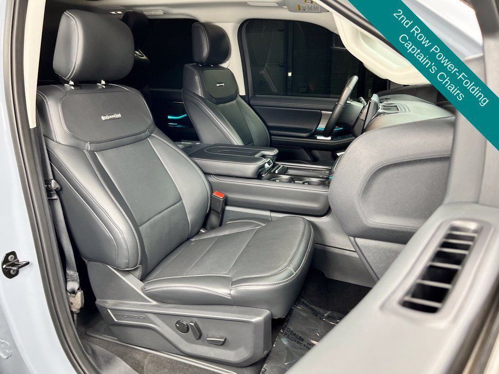 Used 2025 Ford Expedition Platinum w/ Driver's Package AWD/4WD image 8
