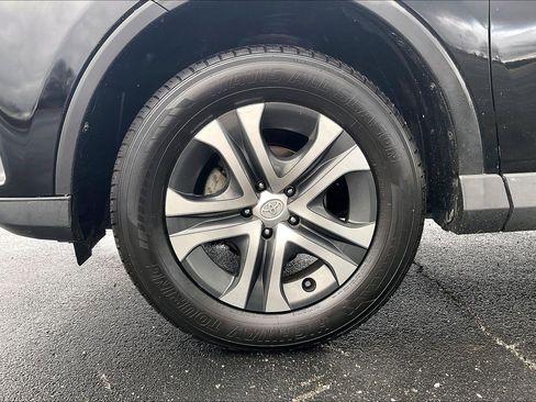 Used 2018 Toyota RAV4 LE image 9