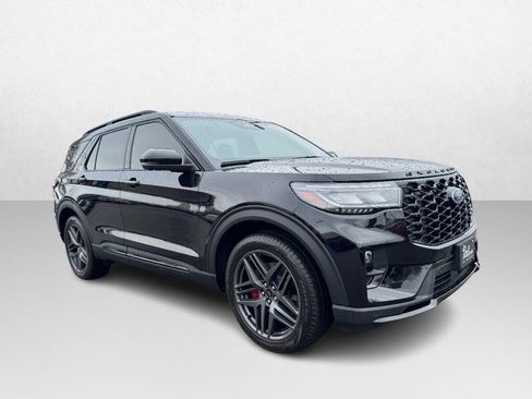 Used 2025 Ford Explorer ST image 3