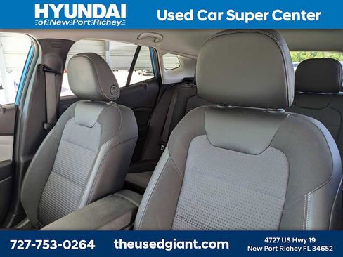 Used 2025 Chevrolet Trax LT FWD image 7