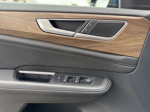 Used 2025 Volkswagen Atlas SE w/ Black Wheel Package image 23