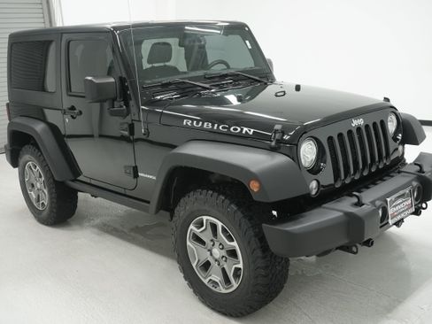 Used 2017 Jeep Wrangler Rubicon w/ Power Convenience Group AWD/4WD image 3