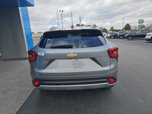 Used 2025 Chevrolet Trax LT w/ LT Convenience Package FWD image 4