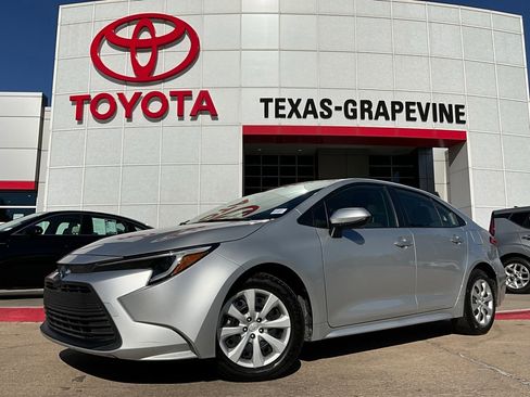 Used 2025 Toyota Corolla LE image 2