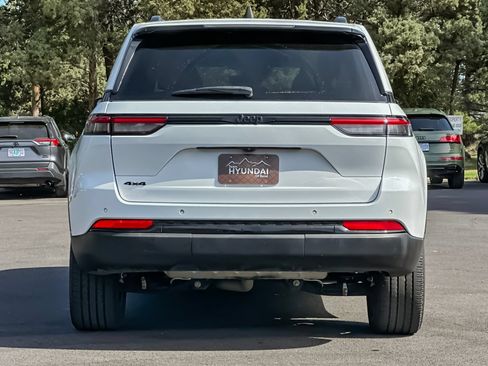 Used 2023 Jeep Grand Cherokee Altitude AWD/4WD image 5