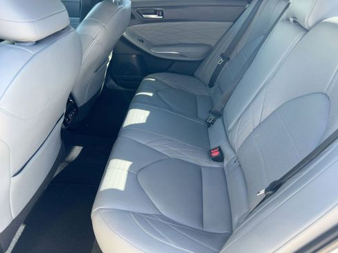 Used 2019 Toyota Avalon Limited image 15