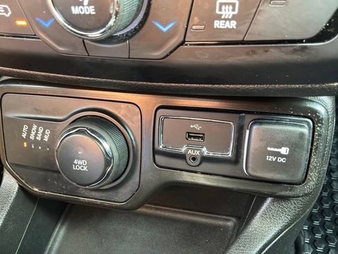 Used 2023 Jeep Renegade Latitude AWD/4WD image 23