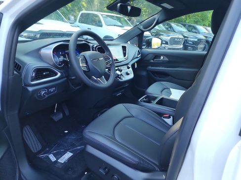 New 2026 Chrysler Pacifica Select image 3