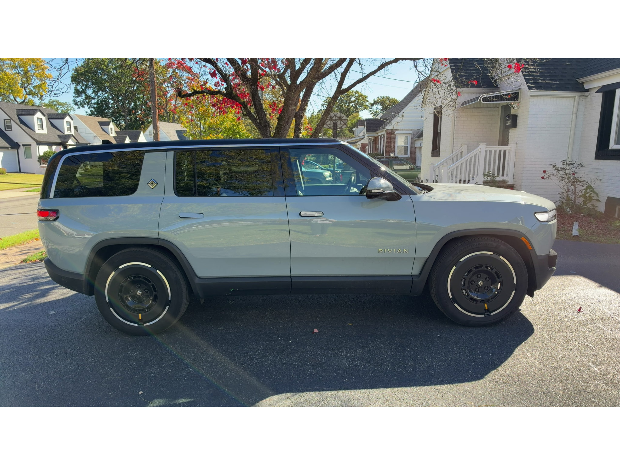 Used 2025 Rivian R1S Adventure Dual AWD/4WD image 3