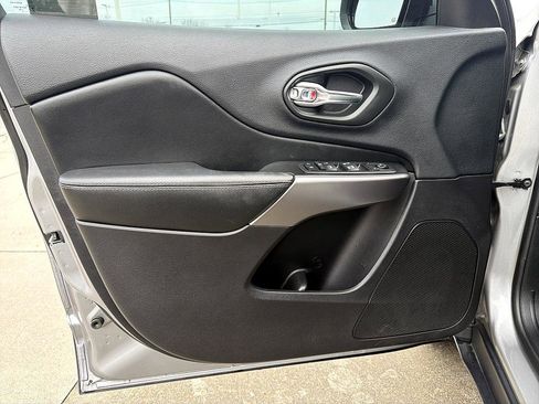 Used 2020 Jeep Cherokee Latitude Plus w/ Cold Weather Group image 9