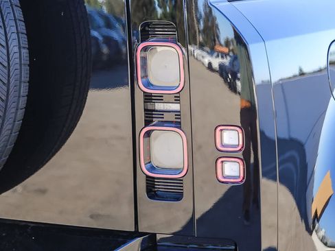 New 2025 Land Rover Defender 110 V8 image 9