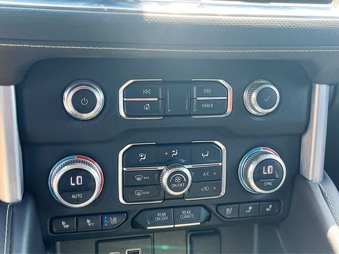 Used 2023 GMC Yukon XL SLT w/ SLT Premium Package AWD/4WD image 16