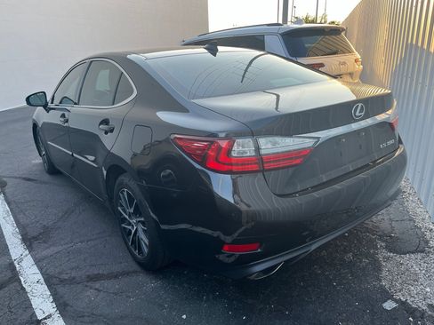 Used 2017 Lexus ES 350 w/ Luxury Package FWD image 2