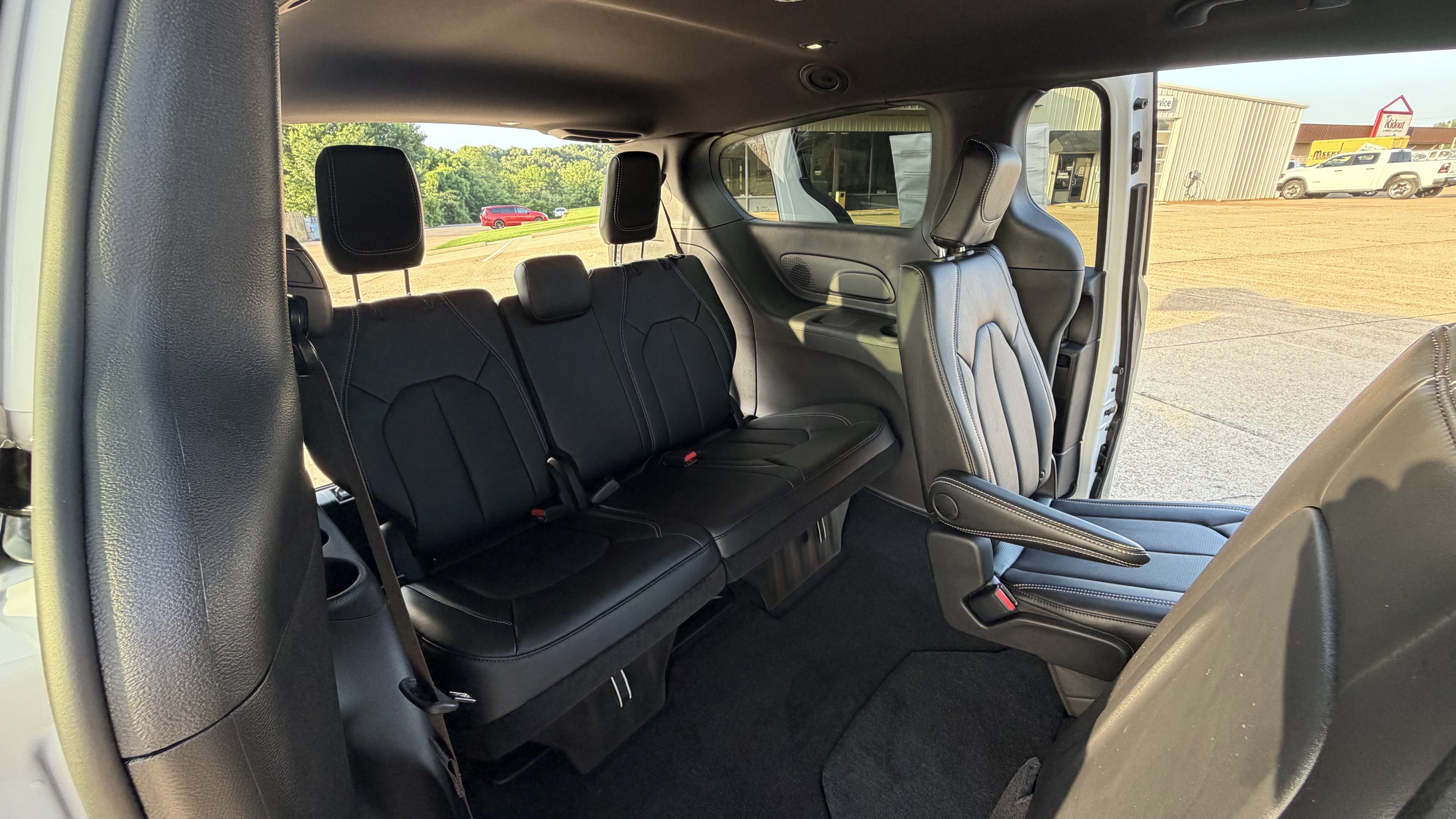 New 2027 Chrysler Pacifica Select w/ Family Tech Group FWD image 37