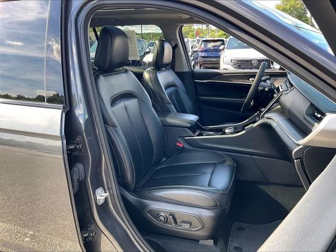 Used 2023 Jeep Grand Cherokee L Limited AWD/4WD image 10