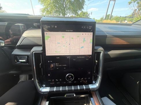 Used 2025 GMC Yukon XL Denali AWD/4WD image 15