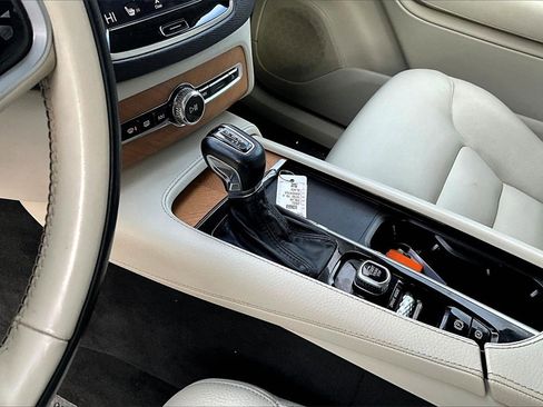 Used 2021 Volvo XC90 T6 Momentum w/ Protection Package Premier image 13