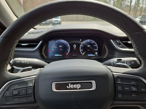 Used 2023 Jeep Grand Cherokee Limited w/ Black Appearance Package AWD/4WD image 18