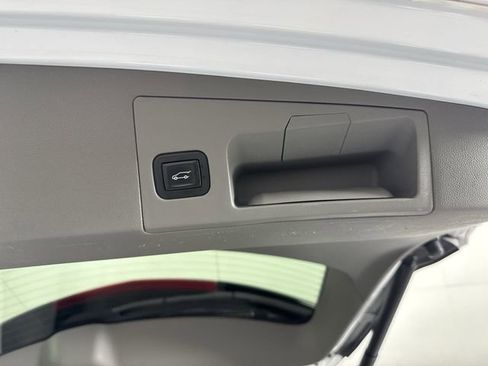 Used 2018 Cadillac XT5 Luxury w/ Driver Awareness Package AWD/4WD image 34