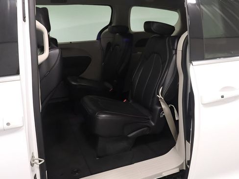 Certified 2024 Chrysler Pacifica Touring-L FWD image 10