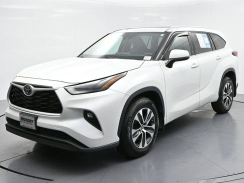 Used 2022 Toyota Highlander XLE AWD/4WD image 3