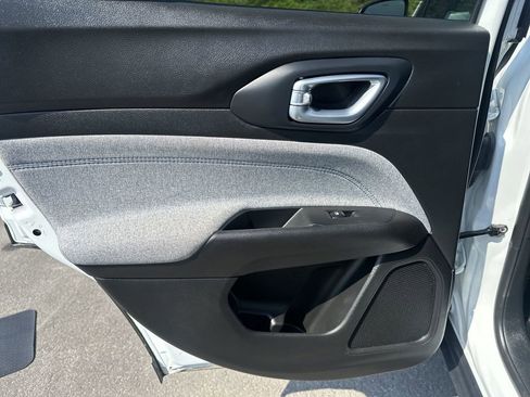 Used 2024 Jeep Compass Latitude image 31