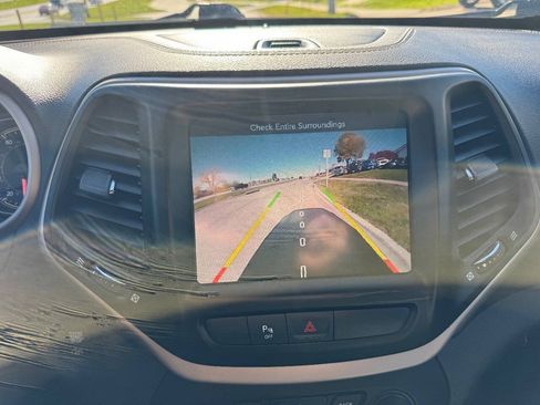 Used 2017 Jeep Cherokee Limited AWD/4WD image 16