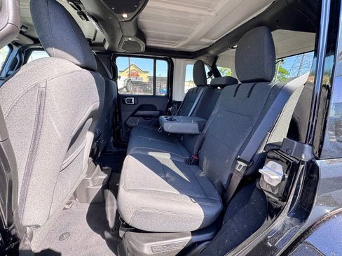 Used 2025 Jeep Wrangler Unlimited Sahara AWD/4WD image 15