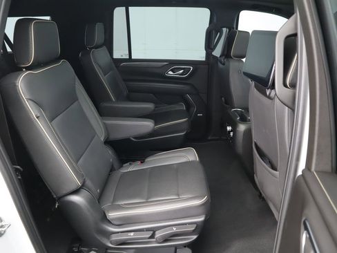 Used 2023 GMC Yukon XL SLT w/ SLT Luxury Package image 23