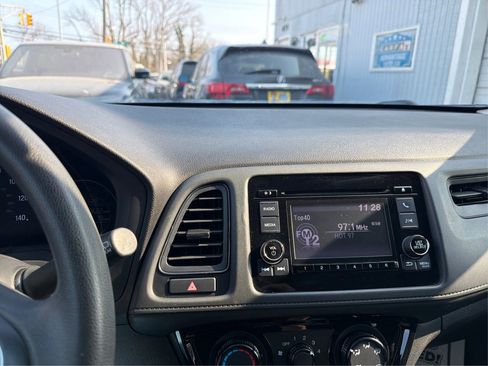 Used 2021 Honda HR-V LX image 17