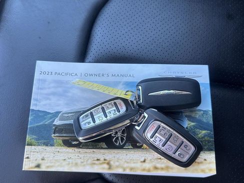 Used 2023 Chrysler Pacifica Touring-L image 32