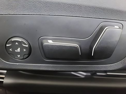 Used 2025 BMW 230i Coupe w/ Convenience Package image 8