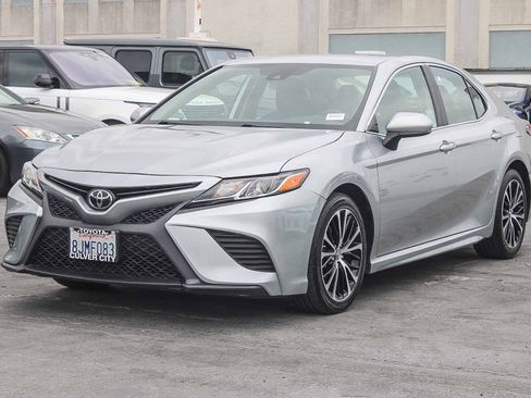 Used 2019 Toyota Camry SE w/ Carpet Mat Package FWD image 3