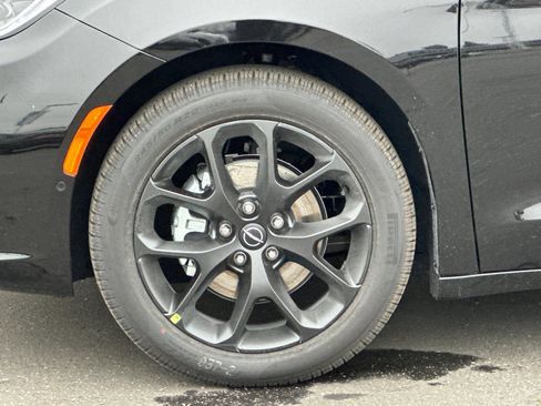 New 2026 Chrysler Pacifica Limited w/ Uconnect Theater Family Group image 28