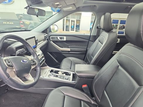 Used 2023 Ford Explorer XLT w/ Equipment Group 202A image 14
