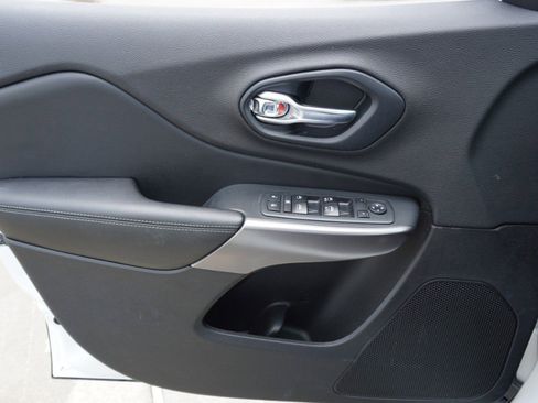 Used 2019 Jeep Cherokee Latitude Plus FWD image 22