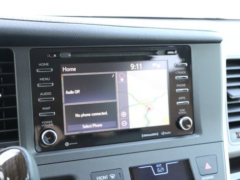 Used 2020 Toyota Sienna XLE w/ XLE Navigation Package FWD image 21