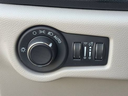 Used 2022 Chrysler Voyager LX FWD image 58