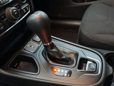 Used 2021 Jeep Cherokee Latitude image 32