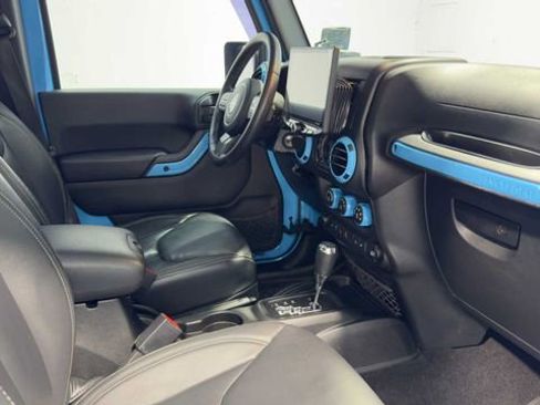 Used 2017 Jeep Wrangler Unlimited Rubicon w/ Connectivity Group AWD/4WD image 13