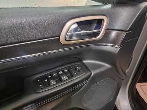 Used 2017 Jeep Grand Cherokee Limited image 12