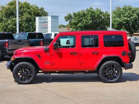 Used 2025 Jeep Wrangler Unlimited Sahara w/ Safety Group AWD/4WD image 4