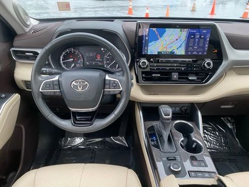 Certified 2022 Toyota Highlander Platinum image 15