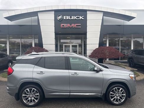 Used 2024 GMC Terrain Denali w/ Denali Premium Package AWD/4WD image 8