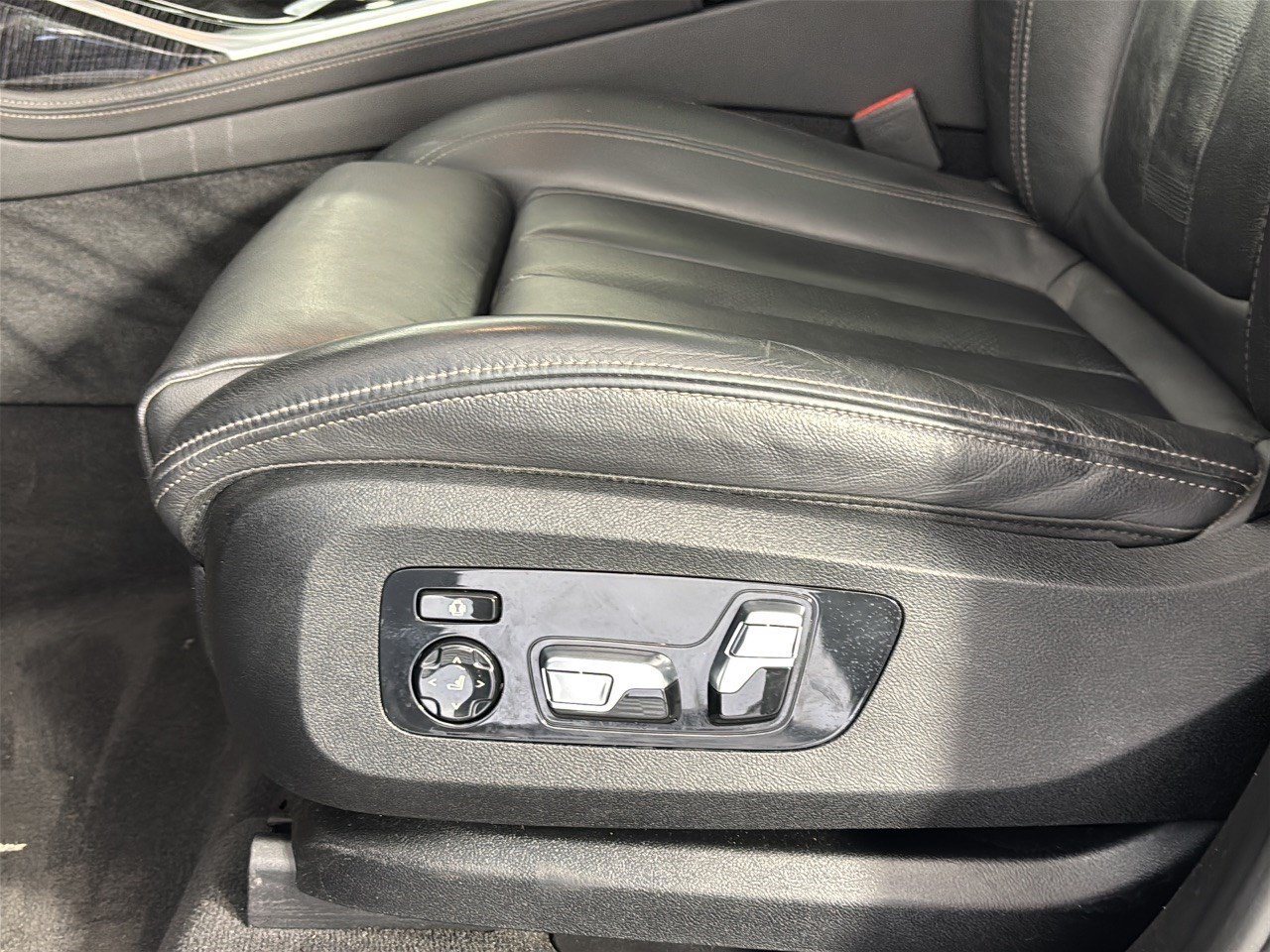 Used 2021 BMW X7 xDrive40i w/ M Sport Package AWD/4WD image 16