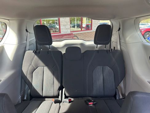 Used 2022 Chrysler Voyager LX FWD image 13